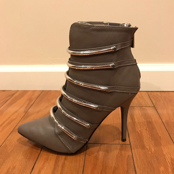 NWT Dollhouse grey and silver bootie - Size 9 - Picture 5 of 8